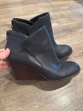 GIANNI BINI Black Leather Wedge Ankle Bootie Size 8